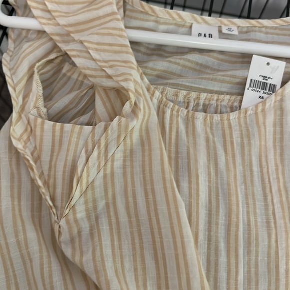 NWT. GAP Scoopneck Ruffled tank. Size XS. - Picture 6 of 6
